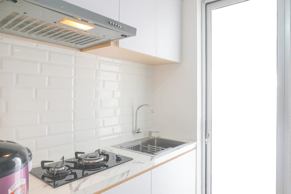 Deluxe Apartment | Private kitchen | Full-size fridge, stovetop, rice cooker, cookware/dishes/utensils