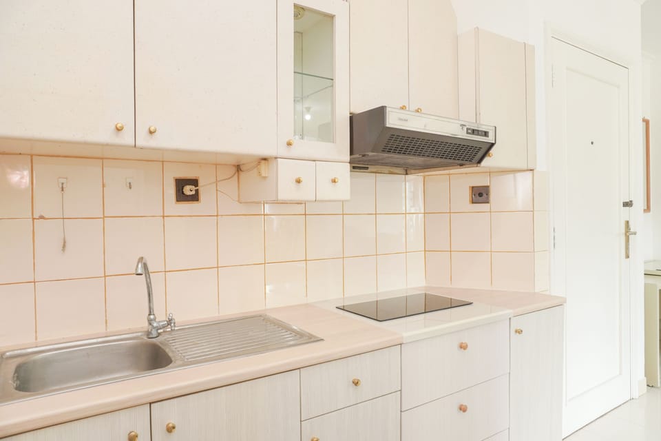 Deluxe Apartment | Private kitchen | Full-size fridge, stovetop, rice cooker, cookware/dishes/utensils