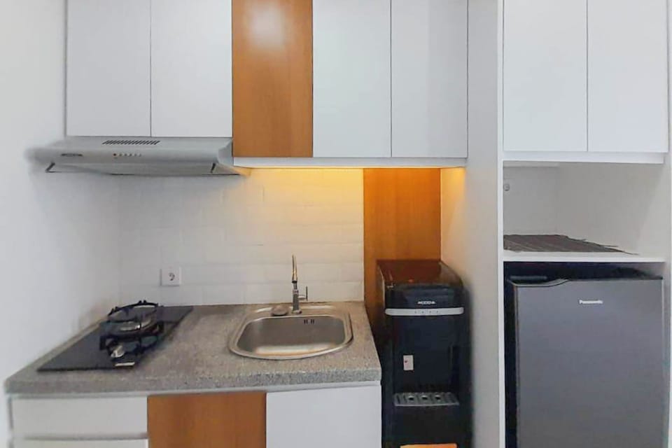 Deluxe Apartment | Private kitchen | Full-size fridge, stovetop, rice cooker, cookware/dishes/utensils