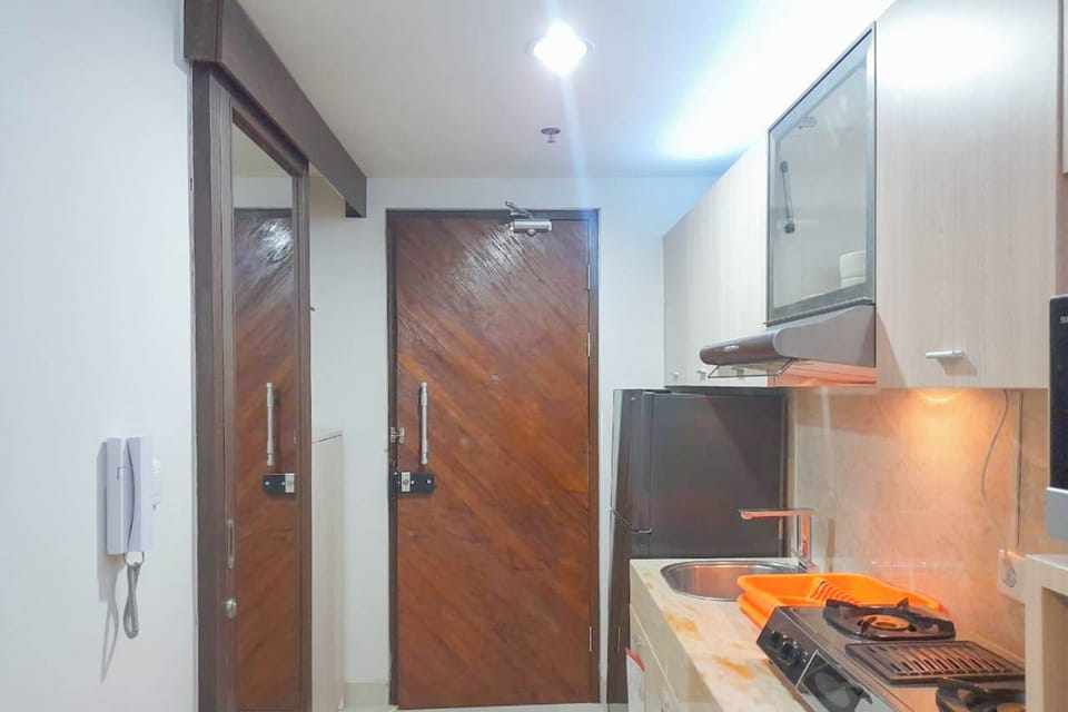 Deluxe Apartment | Private kitchen | Full-size fridge, stovetop, rice cooker, cookware/dishes/utensils