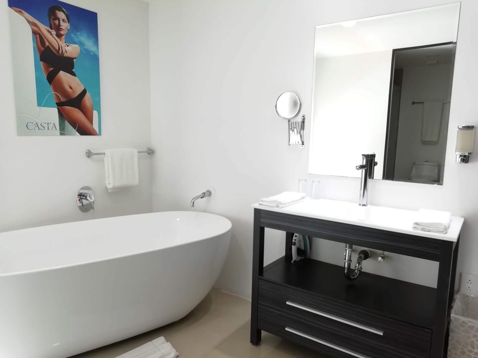 Rainfall showerhead, free toiletries, towels, soap
