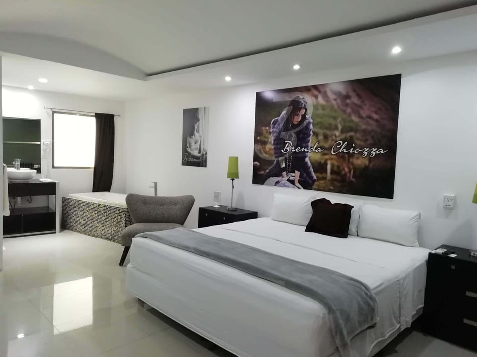 Basic Room, 1 King Bed | Individually decorated, individually furnished, blackout drapes