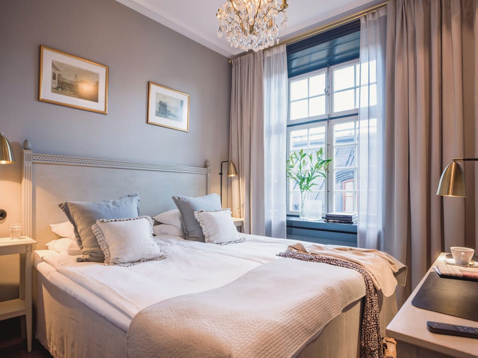 Double Room (160 cm bed) | In-room safe, individually decorated, desk, iron/ironing board