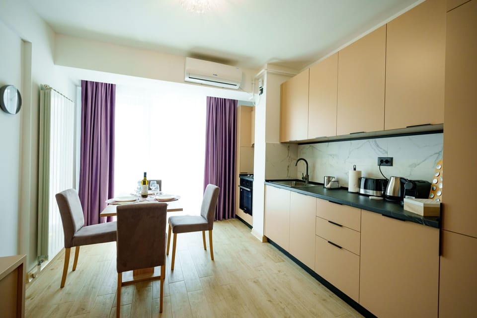 Deluxe Apartment | Living area | Flat-screen TV