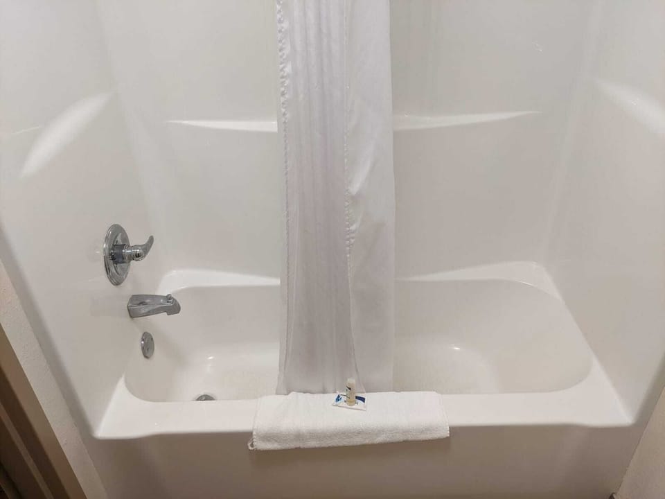 Combined shower/tub, hair dryer, towels