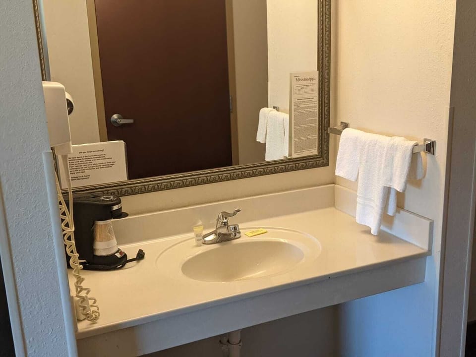 Combined shower/tub, hair dryer, towels