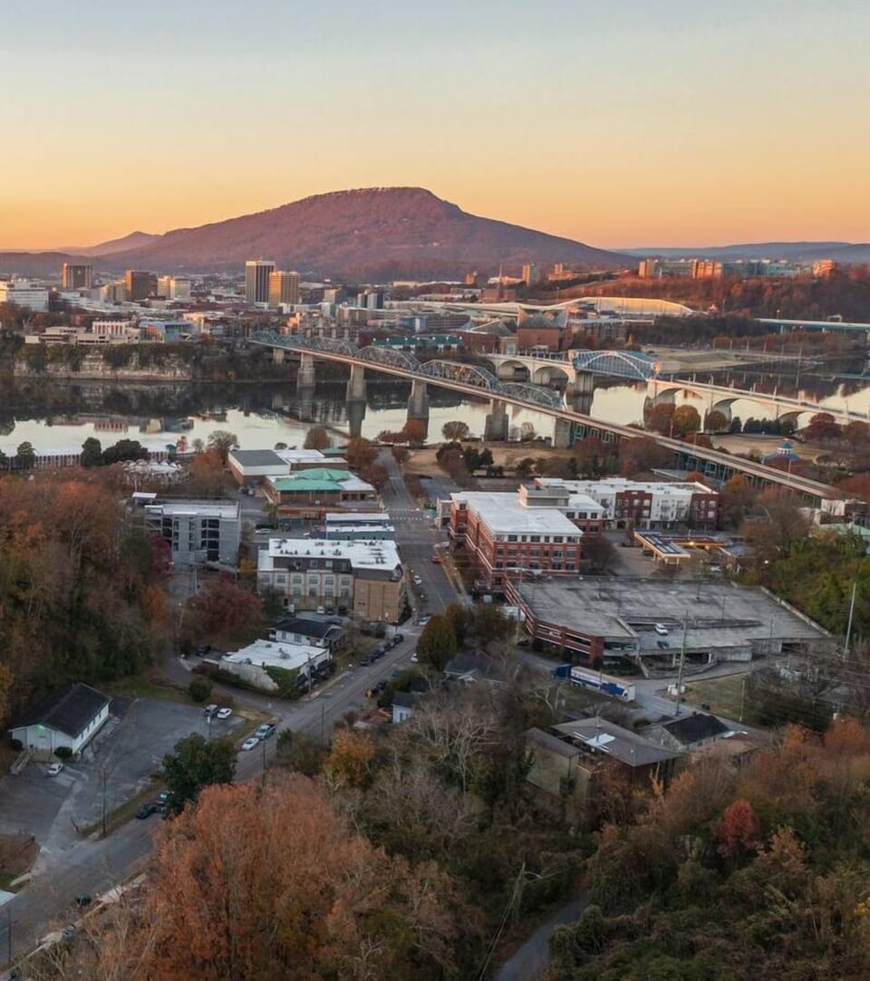 This truly is the BEST location you will find for enjoying the Chattanooga downtown attractions and restaurants while still having the peaceful atmosphere of a neighborhood street. Walkable to everything! 