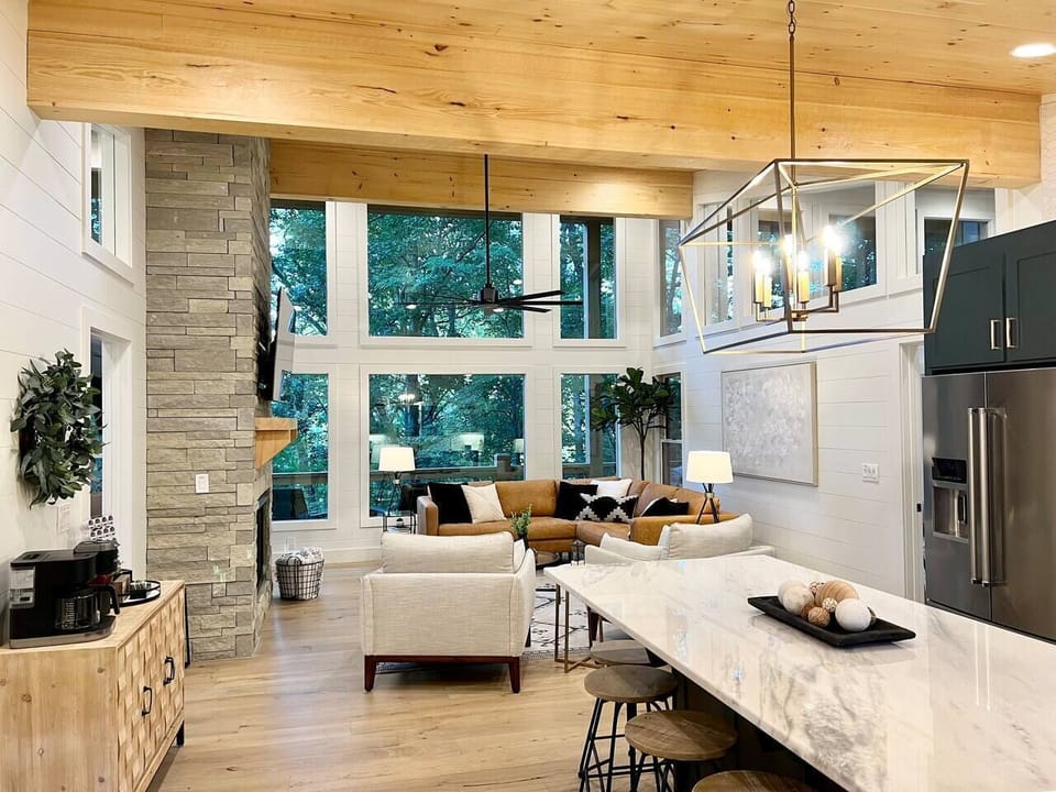 The large windows offer tons of natural light that washes the entire space making it feel even larger than it is!