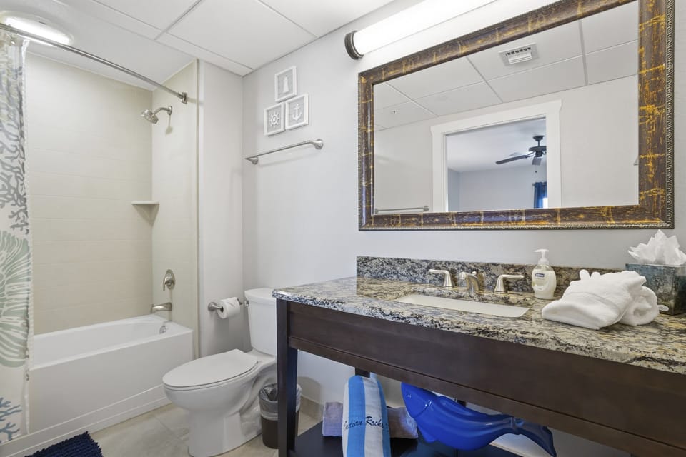 Guest bath, ensuite, tub/shower combo