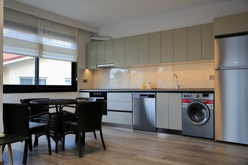 Classic Suite | Private kitchen | Full-size fridge, oven, stovetop, dishwasher