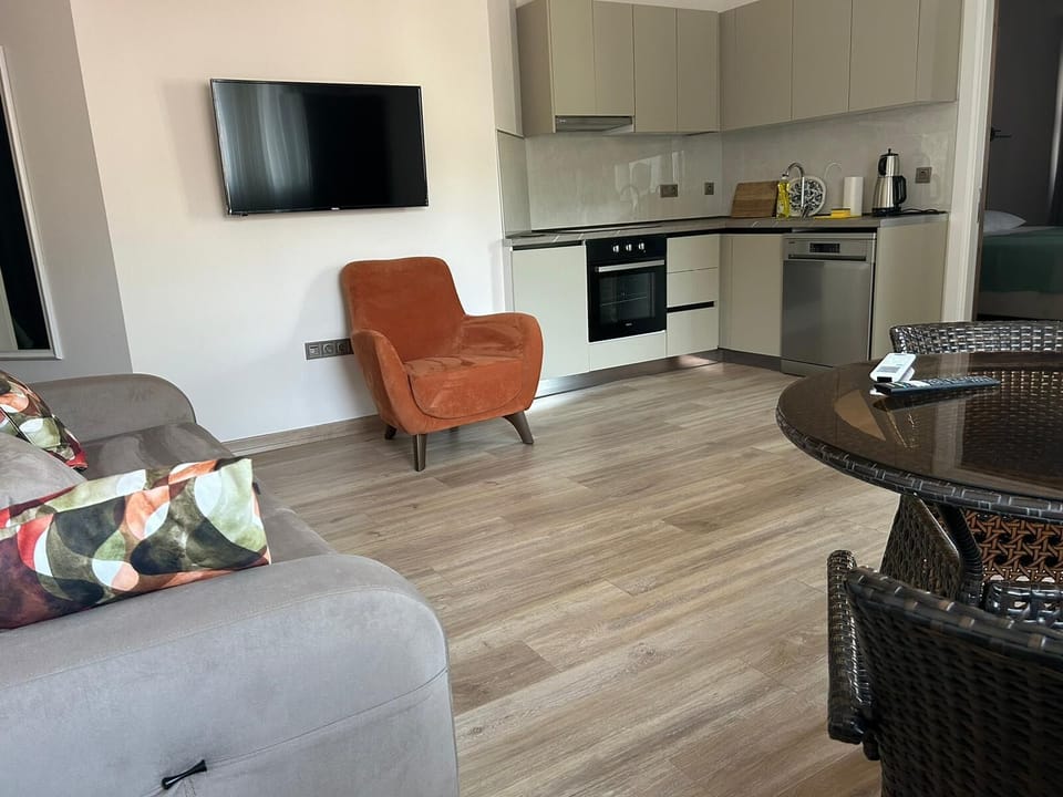Family Suite | Private kitchen | Full-size fridge, oven, stovetop, dishwasher