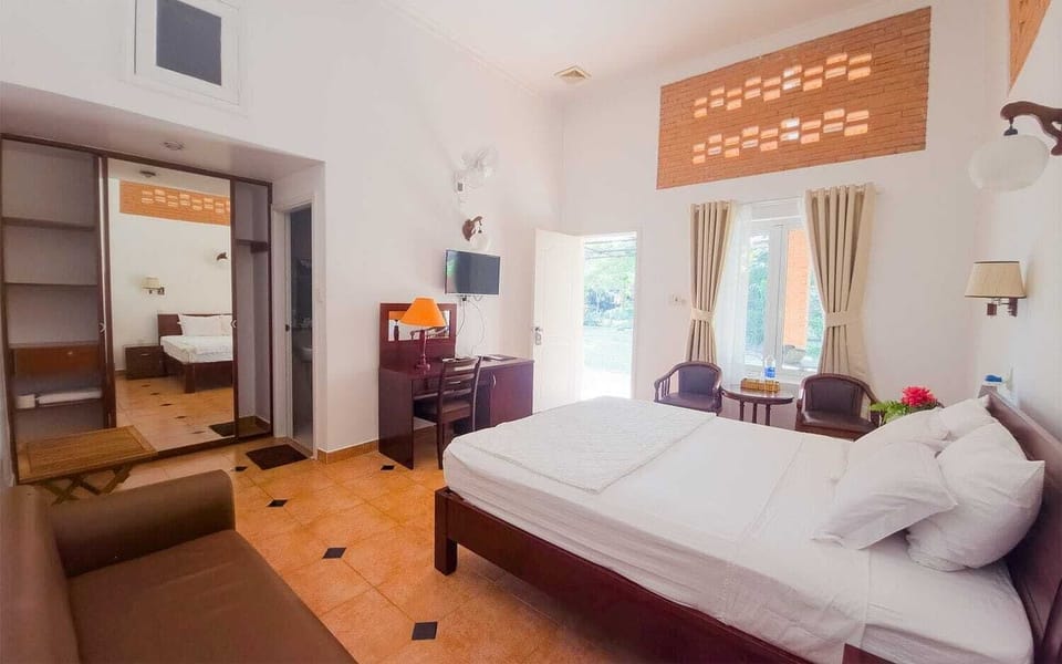 Superior Double Room | Minibar, in-room safe, desk, blackout drapes
