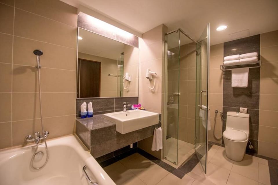 Premier Suite  | Bathroom | Shower, hair dryer, slippers, towels