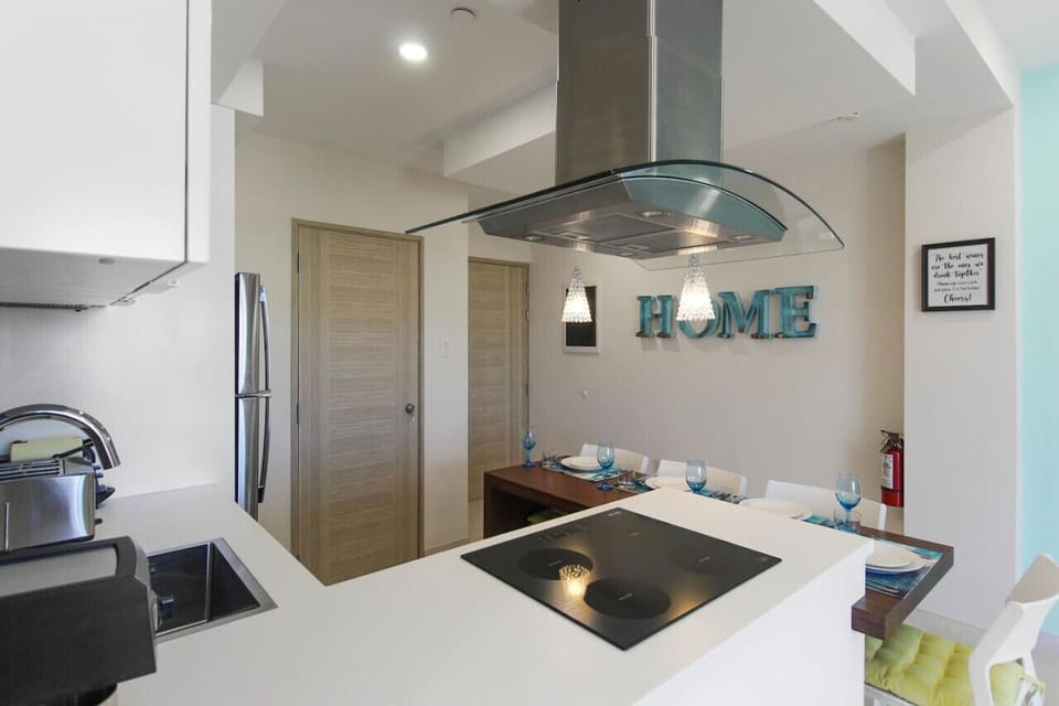 The kitchen is completely equipped with cutting-edge cooking appliances, making it ideal for preparing any meal, from a simple breakfast to a three-course gourmet dinner.