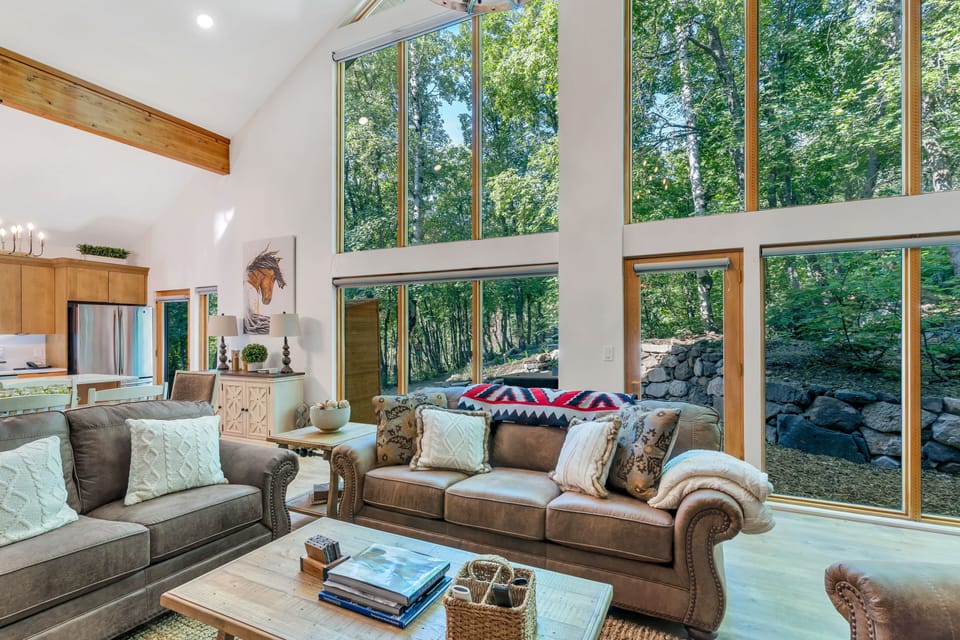 Luminous living room complemented by the large windows and the outdoors.