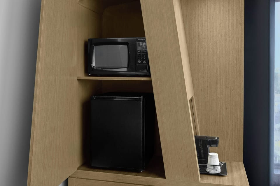 Premium bedding, in-room safe, desk, laptop workspace