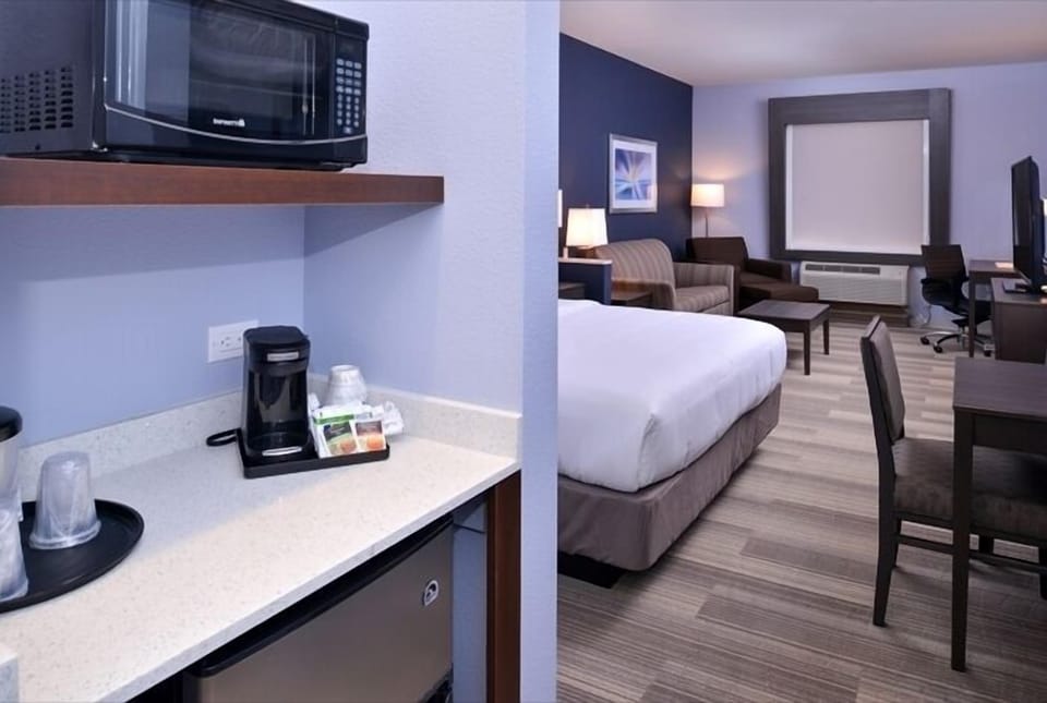 Suite, 1 King Bed (Additional Living Area) | Desk, iron/ironing board, free cribs/infant beds, free WiFi
