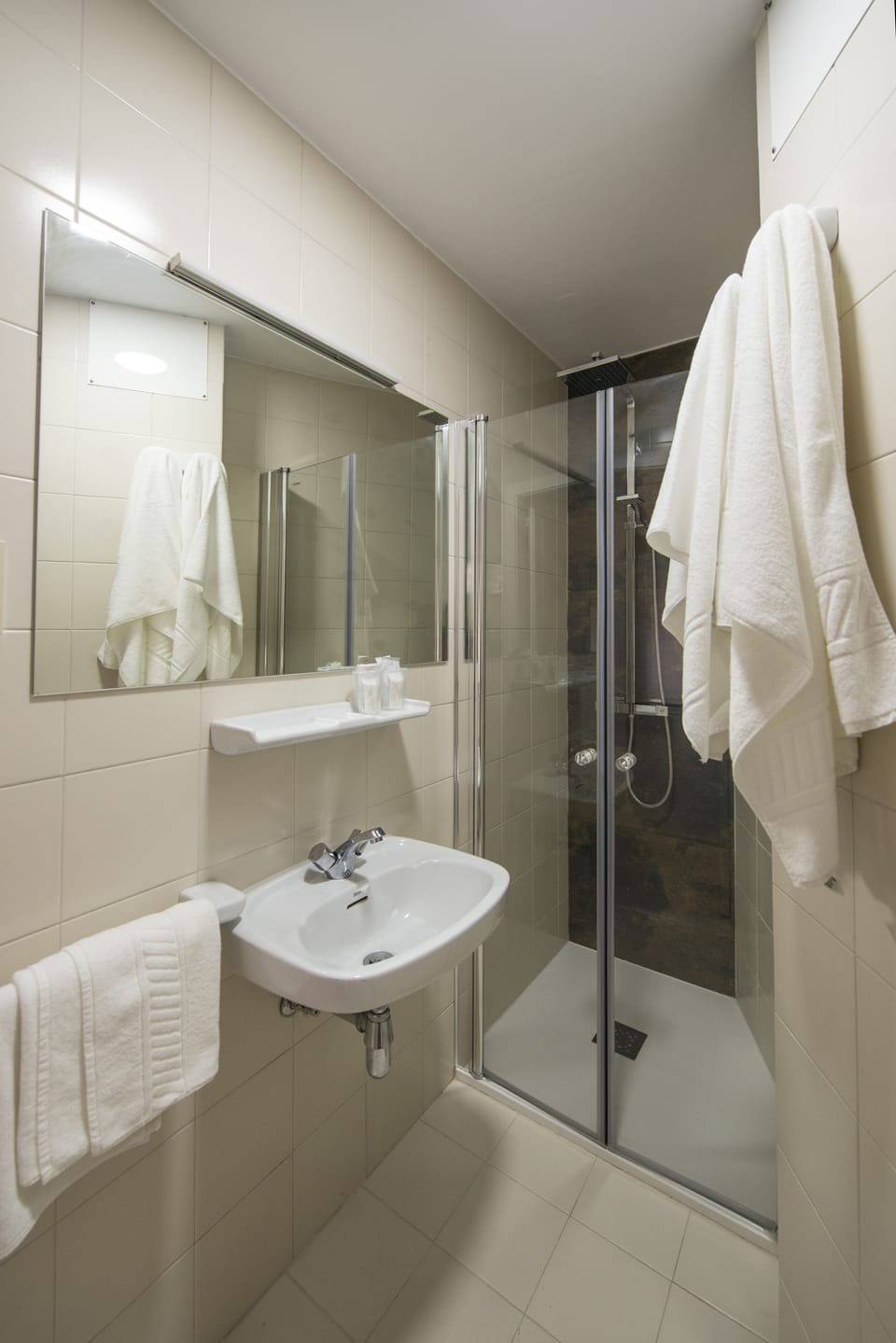 Double Room | Bathroom | Shower, free toiletries, hair dryer, towels