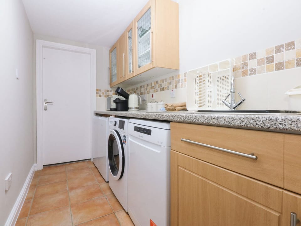 Cottage | Private kitchen | Fridge, dishwasher, electric kettle, cookware/dishes/utensils