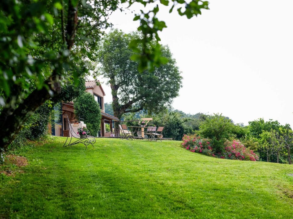 Large park with heated 10x5m swimming pool - Shaded terrace with dining table (10 people) - Barbecue (wood provided), plancha - Deckchairs, parasols - SPA - Table tennis / Badminton - Boules pitch; play area...