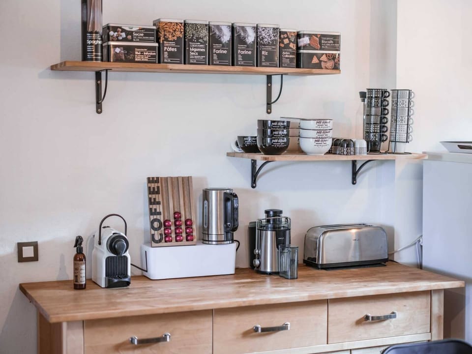 Fully equipped 20m2 kitchen - Thermomix food processor - Sparkling water - Dining table for up to 10 people.