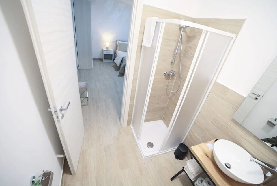 Shower, rainfall showerhead, free toiletries, hair dryer