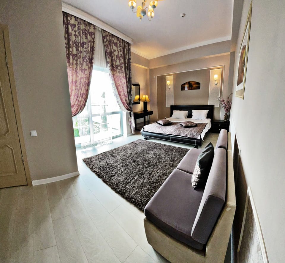 Comfort Triple Room | Individually decorated, individually furnished, laptop workspace