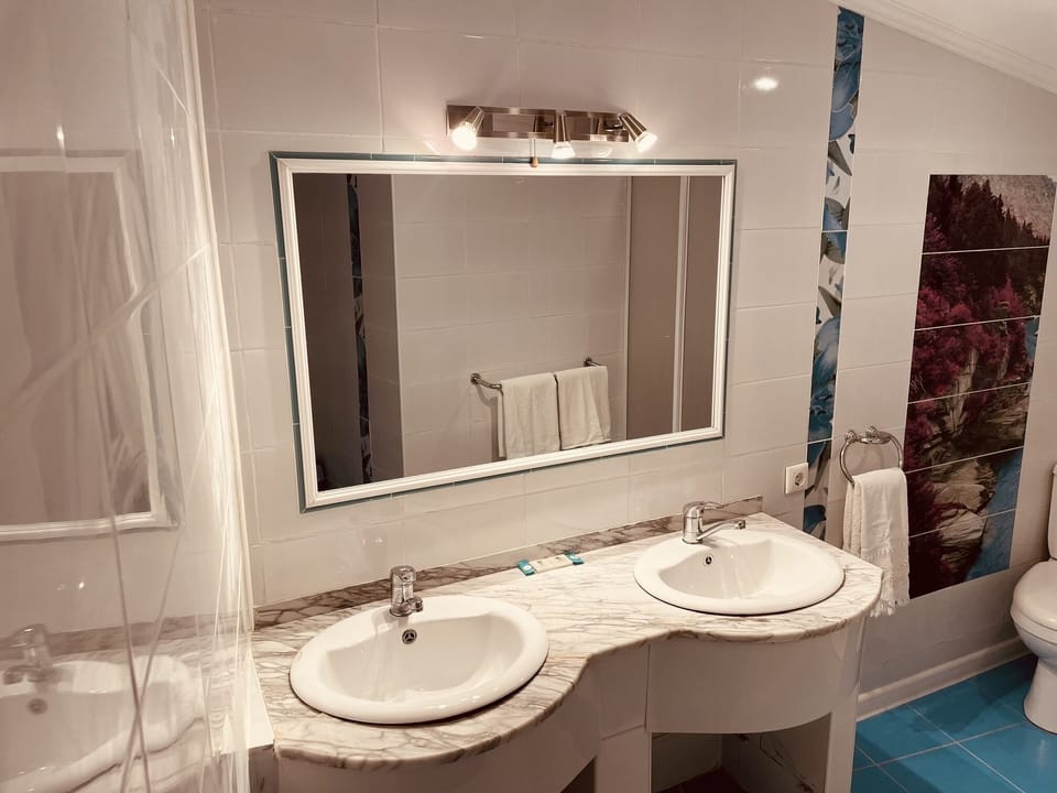 Economy Twin Room | Bathroom