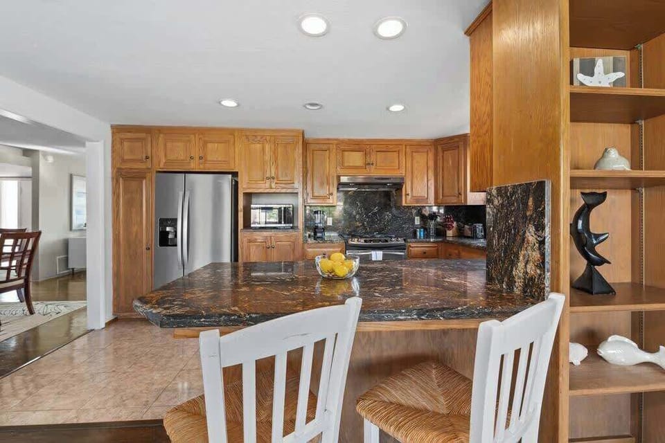Fully equipped kitchen with seating