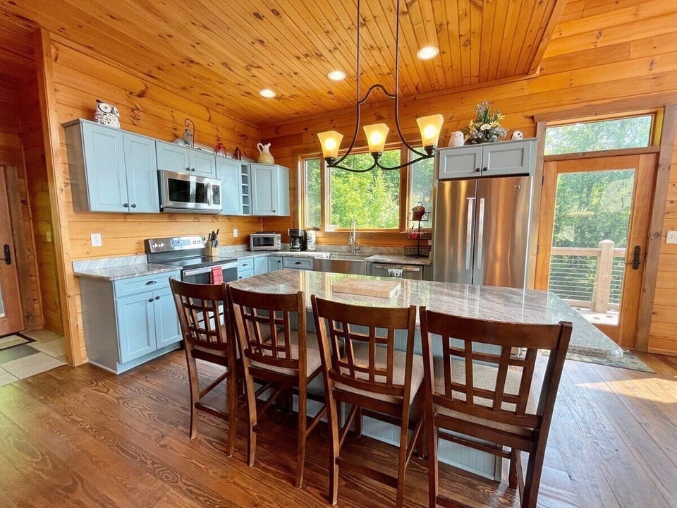 Kitchen with Eat in Bar