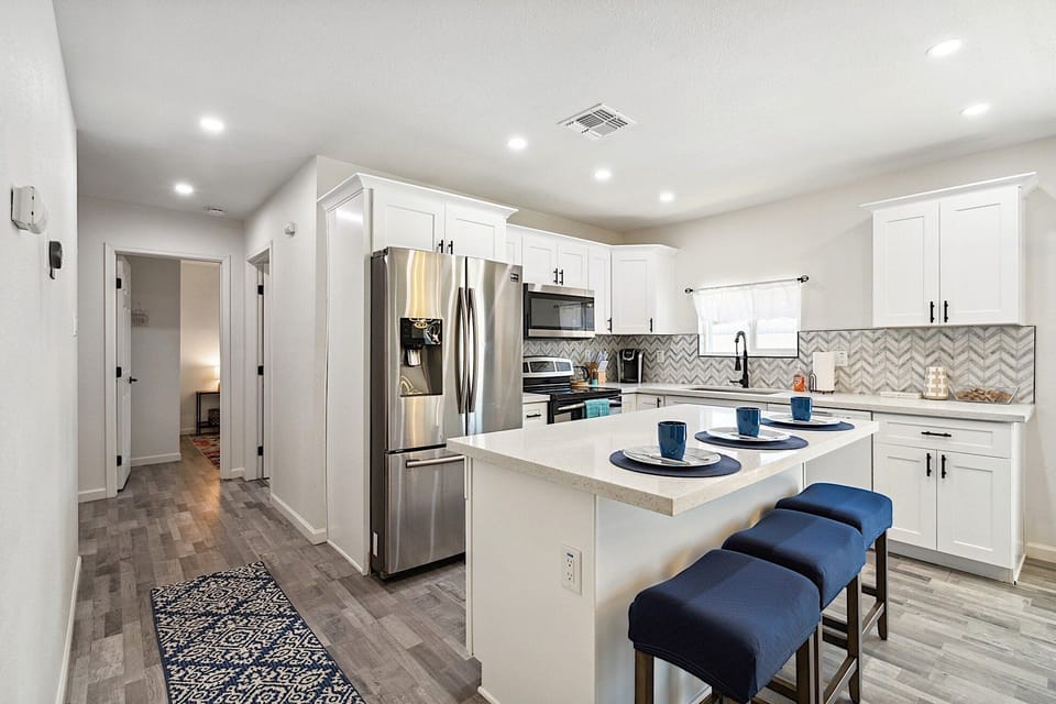 Kitchen breakfast bar / kitchen island