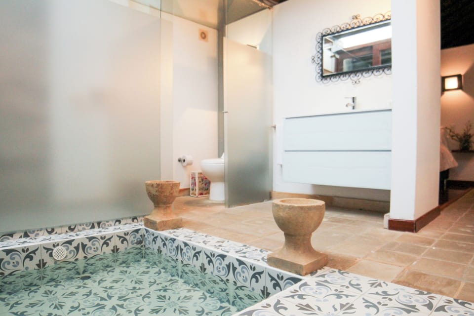 Design Suite | Bathroom | Shower, rainfall showerhead, free toiletries, hair dryer