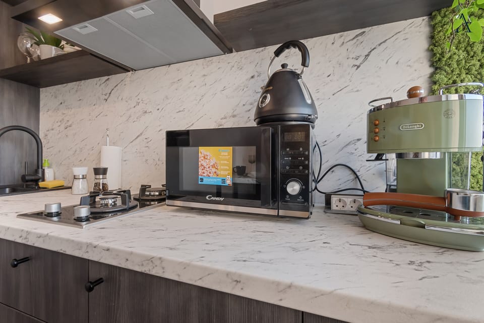 Executive Apartment | Private kitchen | Full-size fridge, microwave, dishwasher, electric kettle
