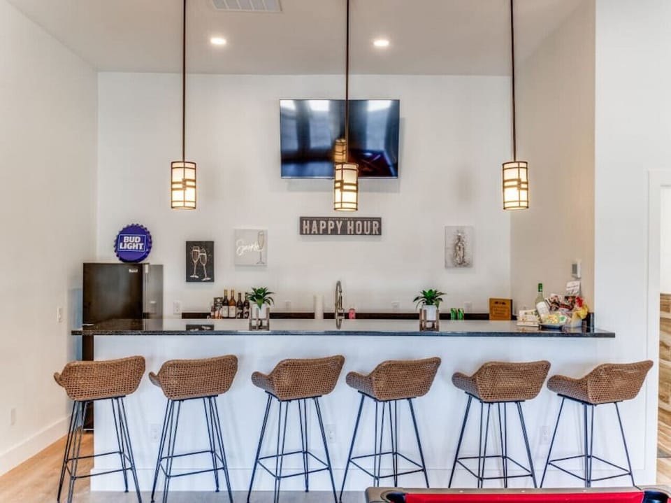 Pool House/ Game room with Bar, Pool Table, Ping Pong Table, TV, and more!