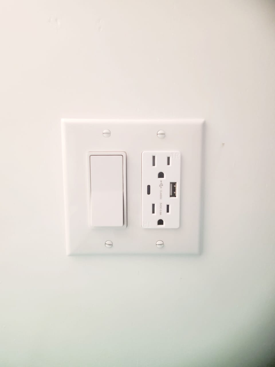 bedroom 2  plug Outlets by the beds