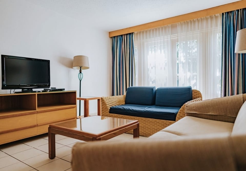 Indoors, Furniture, Living Room, Screen, Home Decor