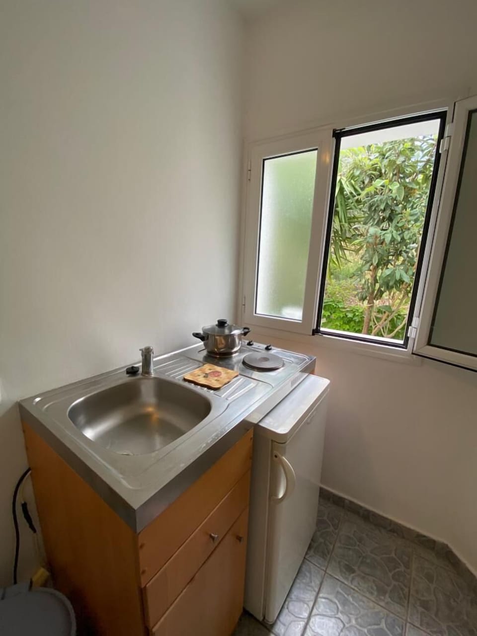Standard Studio | Private kitchen | Fridge, stovetop, coffee/tea maker, cookware/dishes/utensils