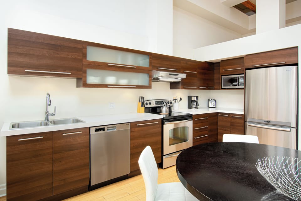 Loft (305) | Private kitchen | Full-size fridge, microwave, oven, stovetop