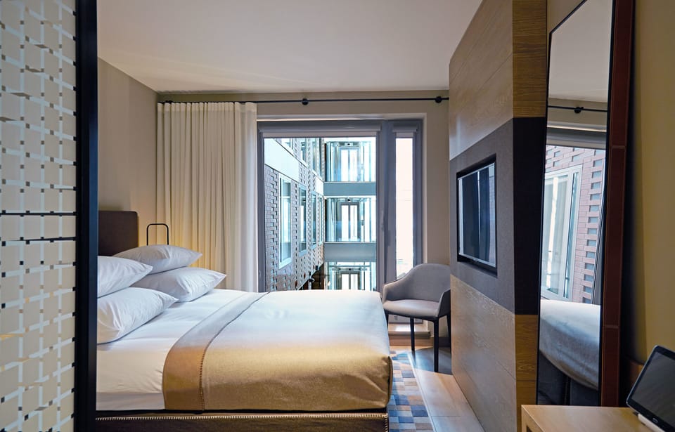 Classic Queen | In-room safe, desk, soundproofing, free cribs/infant beds