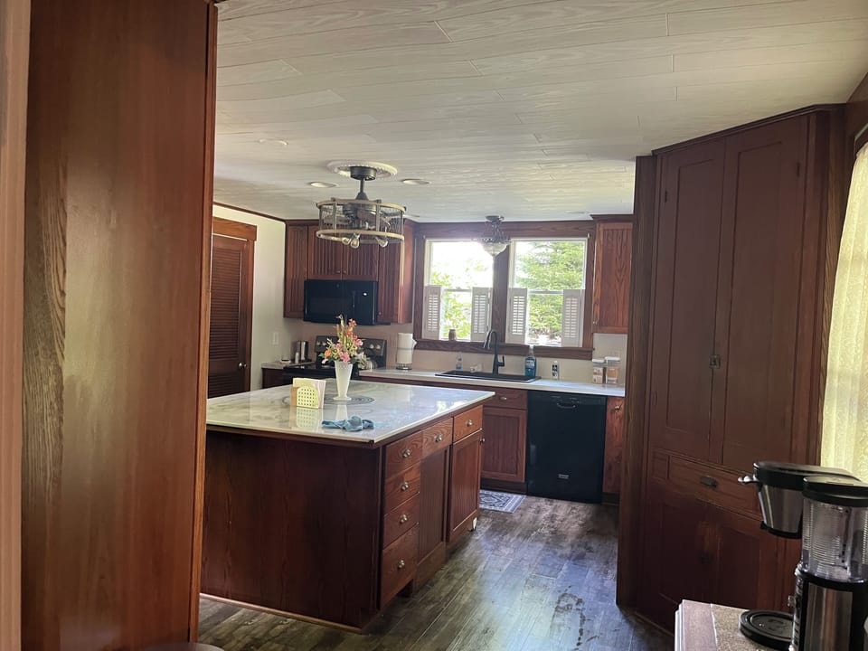 Full-size fridge, microwave, oven, stovetop