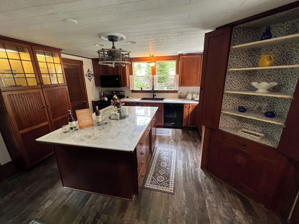 Full-size fridge, microwave, oven, stovetop