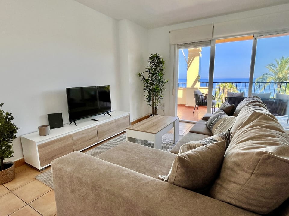 Comfortable dining room with a cosy and bright atmosphere, perfect for relaxing or enjoying a meal. Sea views that make every moment even more special, whether you are relaxing on the sofa or sharing a meal with your family and friends.