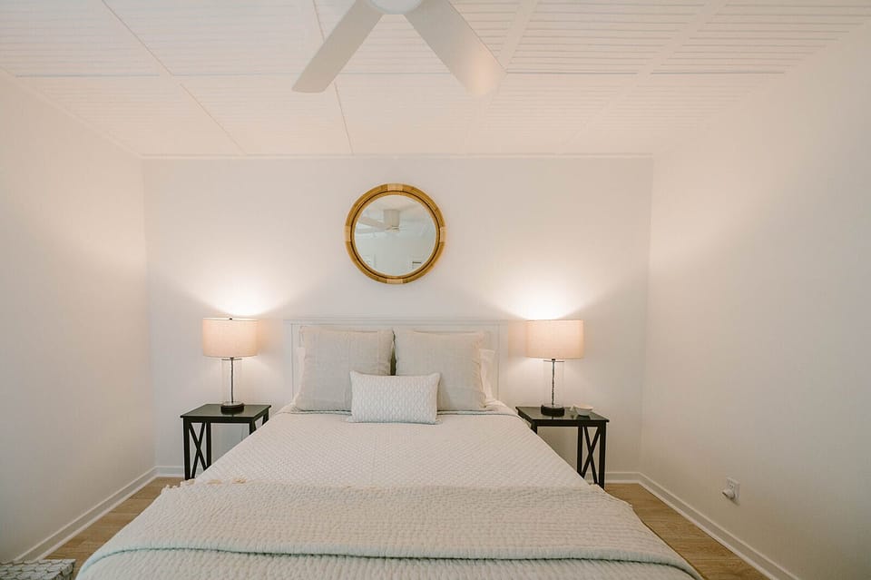 Downstairs Guest Bedroom Queen Bed with Luxury Bedding. All linens are provided.