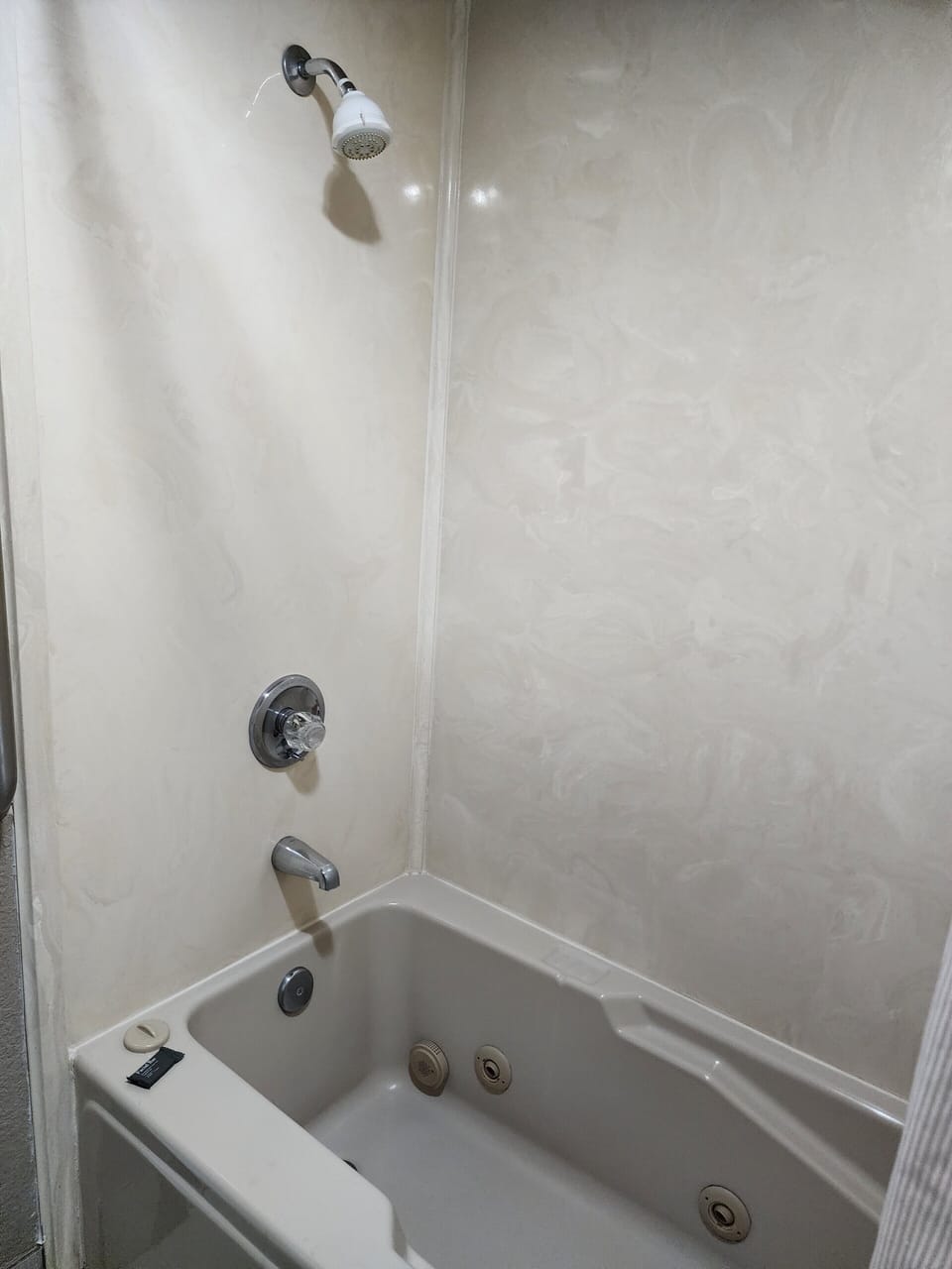 Standard Room | Bathroom | Combined shower/tub, towels, soap, shampoo