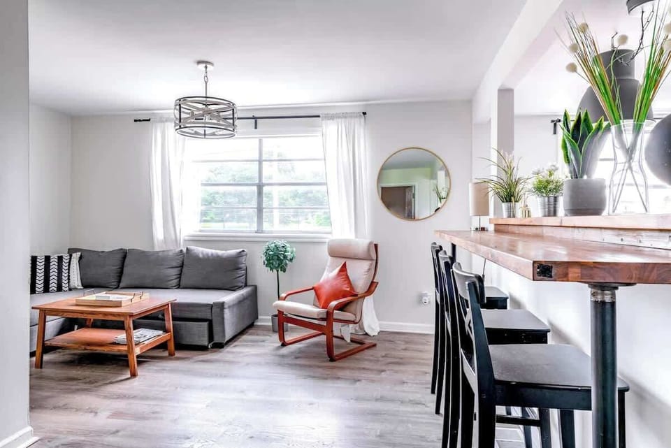 Family & Pet Friendly Vacation Rentals In Ohio Columbus
Spacious and Modern: Enjoy the spacious, modern living room with clean furnishings and comfortable seating. The open layout is perfect for socializing
Top 1 of 30 Dreamy Airbnb Columbus, Ohio 