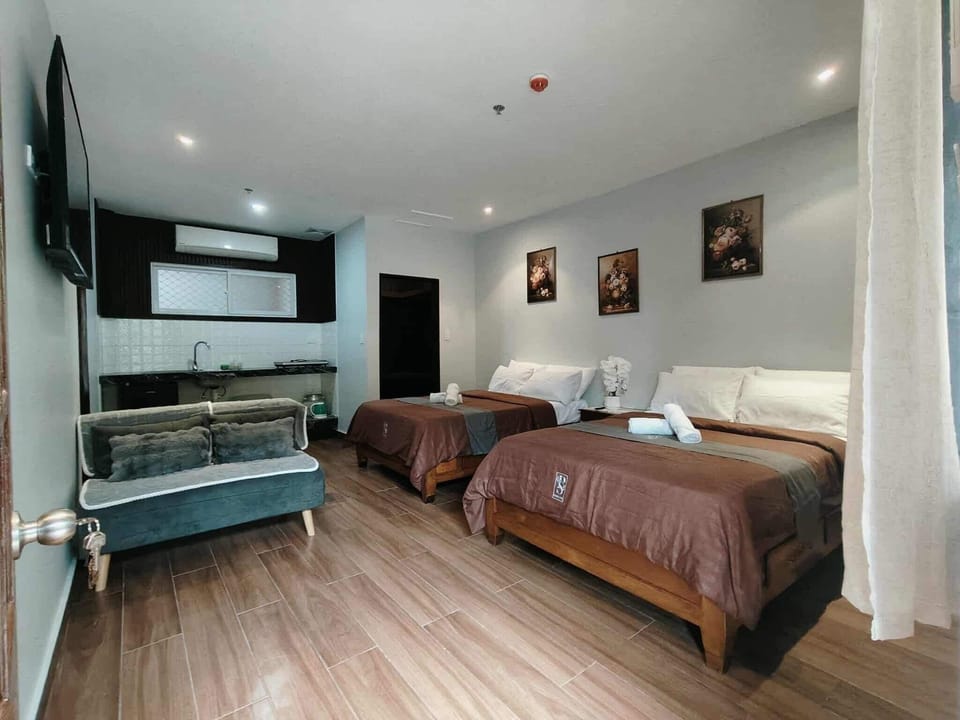 Family Room | Desk, laptop workspace, soundproofing, WiFi (free)