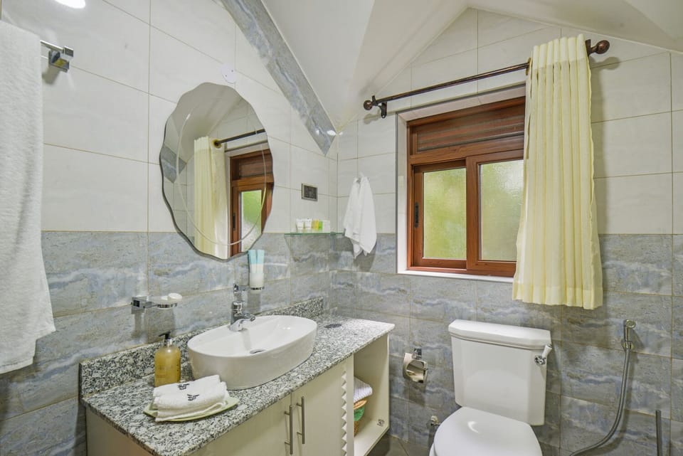 Shower, rainfall showerhead, free toiletries, bathrobes