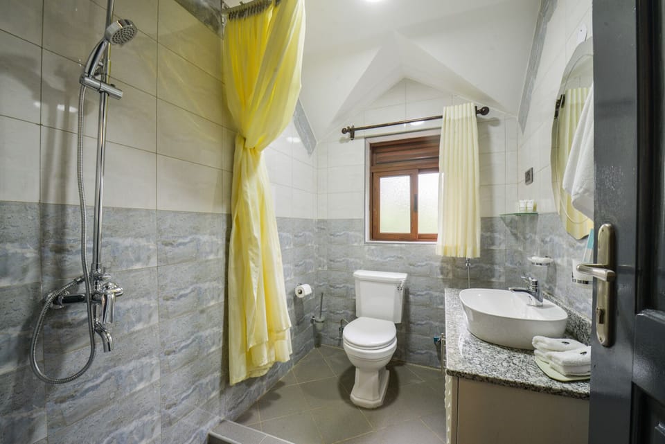 Shower, rainfall showerhead, free toiletries, bathrobes