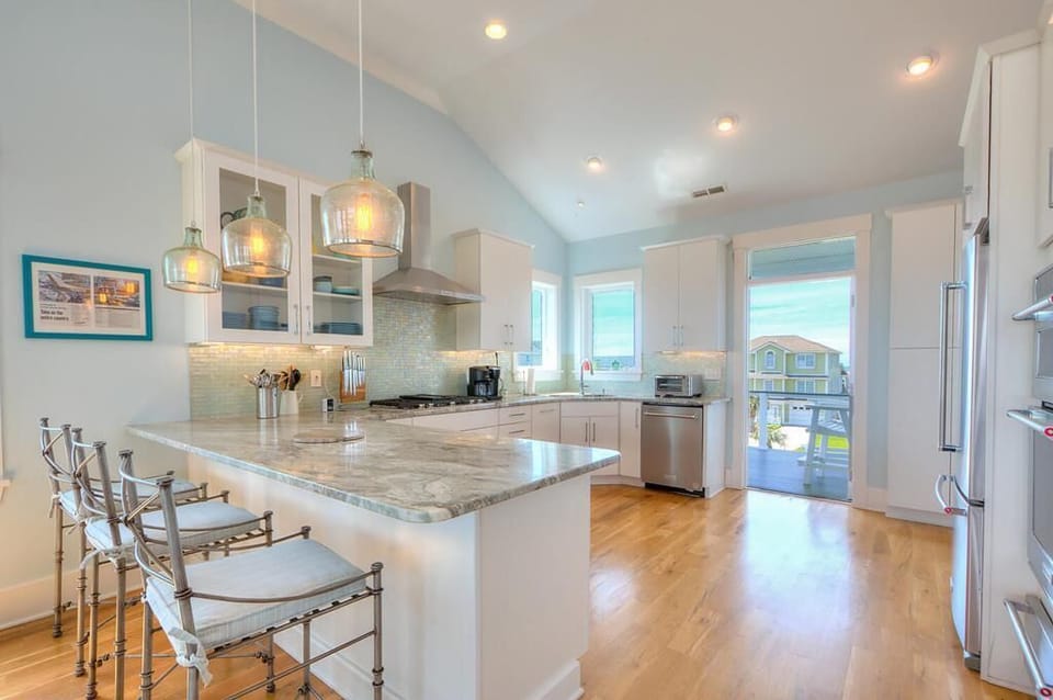 Kitchen with Bar Stools
GW 5.22.24