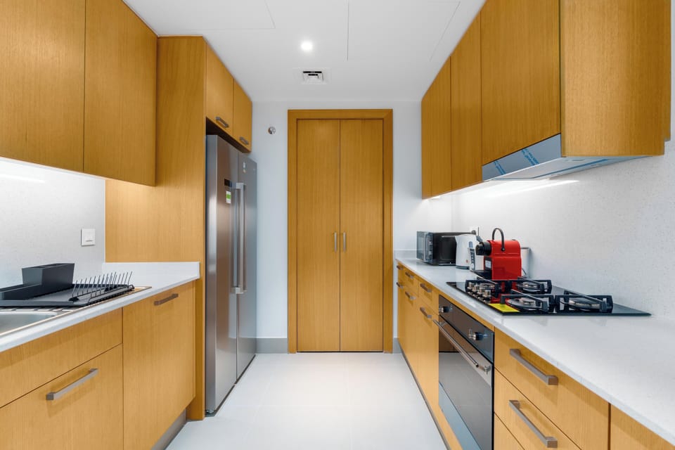 Signature Apartment | Private kitchen | Full-size fridge, microwave, oven, stovetop